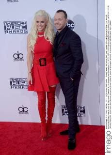 Actors Jenny McCarthy, left, and Donnie Wahlberg arrive for the 43rd annual American Music Awards held at Microsoft Theater in Los Angeles on November 22, 2015.  LAP20151122131 JIMxRUYMEN