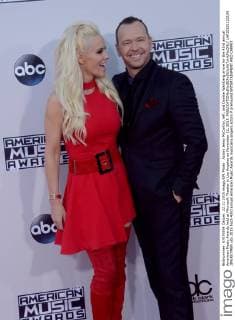 Actors Jenny McCarthy, left, and Donnie Wahlberg arrive for the 43rd annual American Music Awards held at Microsoft Theater in Los Angeles on November 22, 2015.  LAP20151122134 JIMxRUYMEN