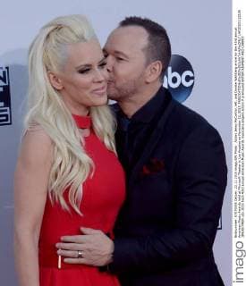 Actors Jenny McCarthy, left, and Donnie Wahlberg arrive for the 43rd annual American Music Awards held at Microsoft Theater in Los Angeles on November 22, 2015.  LAP20151122136 JIMxRUYMEN