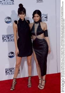 Models Kendall Jenner, left, and Kylie Jenner arrive for the 43rd annual American Music Awards held at Microsoft Theater in Los Angeles on November 22, 2015.  LAP20151122218 JIMxRUYMEN