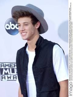 Internet personality Cameron Dallas arrives for the 43rd annual American Music Awards held at Microsoft Theater in Los Angeles on November 22, 2015.  LAP20151122287 JIMxRUYMEN