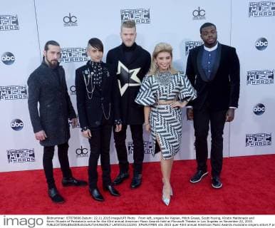 From left, singers Avi Kaplan, Mitch Grassi, Scott Hoying, Kirstin Maldonado and Kevin Olusola of Pentatonix arrive for the 43rd annual American Music Awards held at Microsoft Theater in Los Angeles on November 22, 2015.  LAP20151122291 JIMxRUYMEN