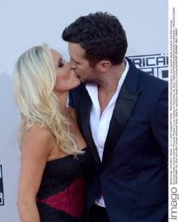 Recording artist Luke Bryan (L) and Caroline Boyer arrive for the 43rd annual American Music Awards held at Microsoft Theater in Los Angeles on November 22, 2015.  LAP20151122304 JIMxRUYMEN