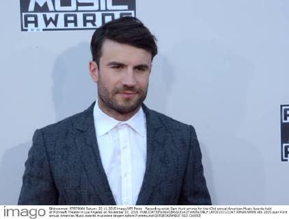 Recording artist Sam Hunt arrives for the 43rd annual American Music Awards held at Microsoft Theater in Los Angeles on November 22, 2015.  LAP20151122347 JIMxRUYMEN