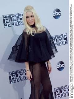 Recording artist Gwen Stefani arrives for the 43rd annual American Music Awards held at Microsoft Theater in Los Angeles on November 22, 2015.  LAP2015112277 JIMxRUYMEN