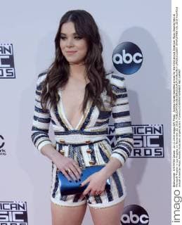 Actress Hailee Steinfeld arrives for the 43rd annual American Music Awards held at Microsoft Theater in Los Angeles on November 22, 2015.  LAP2015112287 JIMxRUYMEN