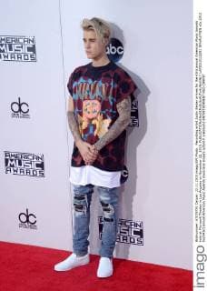 Recording artist Justin Bieber arrives for the 43rd annual American Music Awards held at Microsoft Theater in Los Angeles on November 22, 2015.  LAP2015112291 JIMxRUYMEN