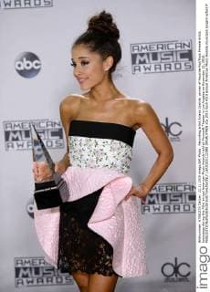 Recording artist Ariana Grande, winner of Favorite Pop Rock Female Artist, backstage during the 43rd annual American Music Awards held at Microsoft Theater in Los Angeles on November 22, 2015.  LAP20151122390 JIMxRUYMEN