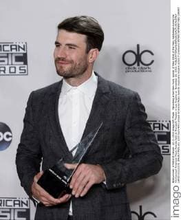 Recording artist Sam Hunt, winner of New Artist of the Year, backstage during the 43rd annual American Music Awards held at Microsoft Theater in Los Angeles on November 22, 2015.  LAP20151122378 JIMxRUYMEN