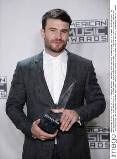 Recording artist Sam Hunt, winner of New Artist of the Year, backstage during the 43rd annual American Music Awards held at Microsoft Theater in Los Angeles on November 22, 2015.  LAP20151122379 JIMxRUYMEN