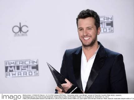 Recording artist Luke Bryan, winner of Favorite Country Male Artist, appears backstage during the 43rd annual American Music Awards held at Microsoft Theater in Los Angeles on November 22, 2015.  LAP20151122414 JIMxRUYMEN