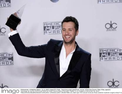 Recording artist Luke Bryan, winner of Favorite Country Male Artist, appears backstage during the 43rd annual American Music Awards held at Microsoft Theater in Los Angeles on November 22, 2015.  LAP20151122417 JIMxRUYMEN