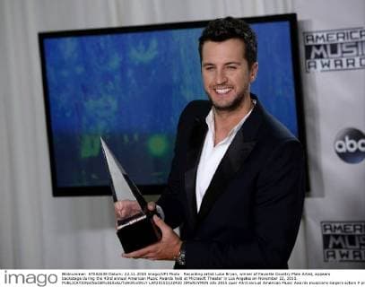 Recording artist Luke Bryan, winner of Favorite Country Male Artist, appears backstage during the 43rd annual American Music Awards held at Microsoft Theater in Los Angeles on November 22, 2015.  LAP20151122420 JIMxRUYMEN