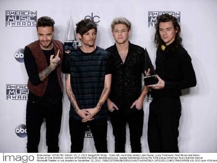 From left, recording artists Liam Payne, Louis Tomlinson, Niall Horan and Harry Styles of One Direction, winners of Favorite Pop Rock Band Duo Group, appear backstage during the 43rd annual American Music Awards held at Microsoft Theater in Los Angeles on November 22, 2015.  LAP20151122469 JIMxRUYMEN