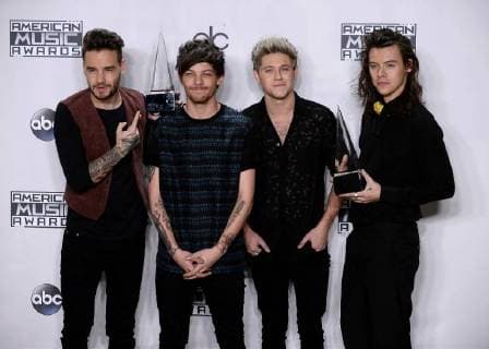 From left, recording artists Liam Payne, Louis Tomlinson, Niall Horan and Harry Styles of One Direction, winners of Favorite Pop Rock Band Duo Group, appear backstage during the 43rd annual American Music Awards held at Microsoft Theater in Los Angeles on November 22, 2015.  LAP20151122471 JIMxRUYMEN