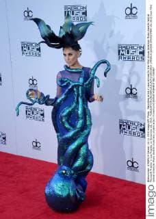 Recording artist Z LaLa arrives for the 43rd annual American Music Awards held at Microsoft Theater in Los Angeles on November 22, 2015.  LAP20151122506 JIMxRUYMEN