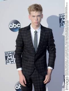 Internet personality Aidan Alexander arrives for the 43rd annual American Music Awards held at Microsoft Theater in Los Angeles on November 22, 2015.  LAP20151122542 JIMxRUYMEN