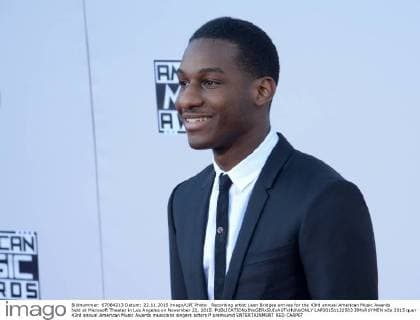 Recording artist Leon Bridges arrives for the 43rd annual American Music Awards held at Microsoft Theater in Los Angeles on November 22, 2015.  LAP20151122503 JIMxRUYMEN
