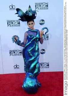 Recording artist Z LaLa arrives for the 43rd annual American Music Awards held at Microsoft Theater in Los Angeles on November 22, 2015.  LAP20151122509 JIMxRUYMEN