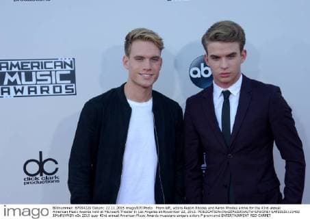 From left, actors Austin Rhodes and Aaron Rhodes arrive for the 43rd annual American Music Awards held at Microsoft Theater in Los Angeles on November 22, 2015.  LAP20151122482 JIMxRUYMEN