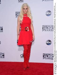 Nov. 22, 2015 - Los Angeles, California, U.S. - Jenny McCarthy arrives for the 2015 American Music Awards at the Microsoft theater. Los Angeles U.S. - ZUMAo05_