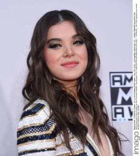 Nov. 22, 2015 - Los Angeles, California, U.S. - Hailee Steinfeld arrives for the 2015 American Music Awards at the Microsoft theater. Los Angeles U.S. - ZUMAo05_
