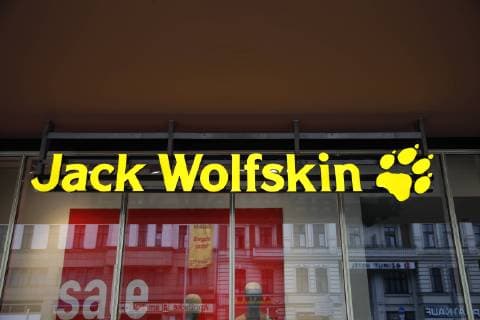 Jack Wolfskin Firmenlogo an Filiale Jack Wolfskin Firmenlogo an Filiale