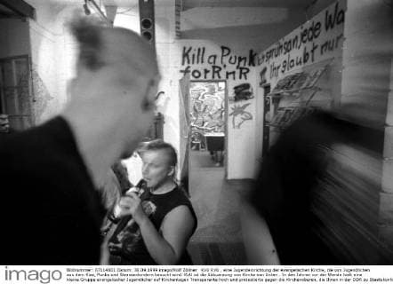 KvU KvU , eine Jugendeinrichtung der evangelischen Kirche, die von Jugendlichen aus dem Kiez, Punks und Strassenkindern besucht wird. KvU ist die Abkuerzung von Kirche von Unten . In den Jahren vor der Wende hielt eine kleine Gruppe evangelischer Jugendlicher auf Kirchentagen Transparente hoch und protestierte gegen die Kirchenoberen, die Ihnen in der DDR zu Staatskonform waren. , DEU, Berlin-Mitte, 30.09.1999;