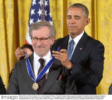 73. Berlinale, Steven Spielberg erhält den Goldenen Ehrenbären für sein Lebenswerk President Barack Obama awards the Medal of Freedom to director Steven Spielberg during a ceremony at the White House in Washington, D.C. November 24, 2015.  WAP20151124363 KEVINxDIETSCH