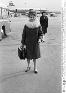 Die Kölner Schauspielerin und Sängerin Lotti Krekel zu Besuch in München, Deutschland 1960er Jahre. Cologne actress and singer Lotti Krekel visiting Munich, Germany 1960s. 24x36swNeg83 Copyright: HeinzxBrowers UnitedArchives2003008