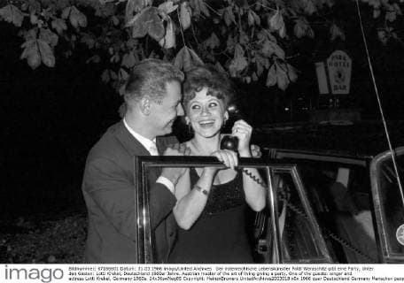 Der österreichische Lebenskünstler Poldi Waraschitz gibt eine Party, Unter den Gästen: Lotti Krekel, Deutschland 1960er Jahre. Austrian master of the art of living giving a party. One of the guests: singer and actress Lotti Krekel, Germany 1960s. 24x36swNeg85 Copyright: HeinzxBrowers UnitedArchives2003018