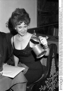 Der österreichische Lebenskünstler Poldi Waraschitz gibt eine Party, Unter den Gästen: Lotti Krekel, Deutschland 1960er Jahre. Austrian master of the art of living giving a party. One of the guests: singer and actress Lotti Krekel, Germany 1960s. 24x36swNeg85 Copyright: HeinzxBrowers UnitedArchives2003020