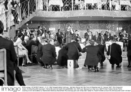 IMAGO ICONS: Ella Fitzgerald Auf dem Burda Ball Bal Pare in München am 21. Januar 1967: Ella Fitzgerald singt. 24x36swNeg109 Copyright: HeinzxBrowers UnitedArchives2003361