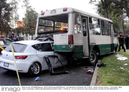 Cuchilla Agricola Oriental, 25.11.2015 - Straße Verkehr Mexiko - Autounfall - PKW rasst in einen Bus -  - ZUMAu78_