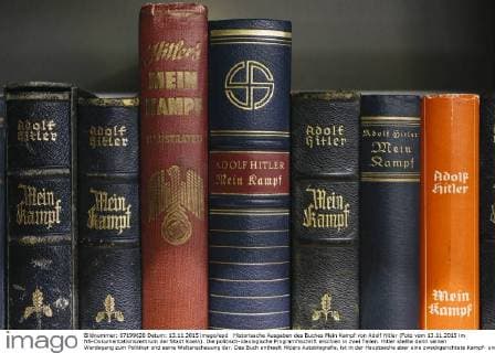 Historisache Ausgaben des Buches Mein Kampf von Adolf Hitler (Foto vom 13.11.2015 im NS-Dokumentationszentrum der Stadt Koeln). Die politisch-ideologische Programmschrift erschien in zwei Teilen. Hitler stellte darin seinen Werdegang zum Politiker und seine Weltanschauung dar. Das Buch enthaelt Hitlers Autobiografie, ist in der Hauptsache aber eine zweckgerichtete Kampf- und Propagandaschrift, die zum Neuaufbau der NSDAP als zentral gelenkter Partei unter Hitlers Fuehrung dienen sollte. Der erste Band entstand in Hitlers Haftzeit 1924 und wurde erstmals am 18. Juli 1925, der zweite am 11. Dezember 1926 veroeffentlicht. Der Neudruck des Buches ist nach dem Urheberrecht unzulaessig. Seit 1946 ist der Freistaat Bayern, vertreten durch das Bayerische Finanzministerium, Inhaber der Urheberrechte. Es untersagt jeglichen Nachdruck und geht im In- und Ausland gegen Urheberrechtsverletzungen Copyright: epd-bild JoernxNeumann EDITORIAL USE ONLY