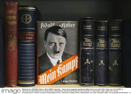 Historisache Ausgaben des Buches Mein Kampf von Adolf Hitler (Foto vom 13.11.2015 im NS-Dokumentationszentrum der Stadt Koeln). Die politisch-ideologische Programmschrift erschien in zwei Teilen. Hitler stellte darin seinen Werdegang zum Politiker und seine Weltanschauung dar. Das Buch enthaelt Hitlers Autobiografie, ist in der Hauptsache aber eine zweckgerichtete Kampf- und Propagandaschrift, die zum Neuaufbau der NSDAP als zentral gelenkter Partei unter Hitlers Fuehrung dienen sollte. Der erste Band entstand in Hitlers Haftzeit 1924 und wurde erstmals am 18. Juli 1925, der zweite am 11. Dezember 1926 veroeffentlicht. Der Neudruck des Buches ist nach dem Urheberrecht unzulaessig. Seit 1946 ist der Freistaat Bayern, vertreten durch das Bayerische Finanzministerium, Inhaber der Urheberrechte. Es untersagt jeglichen Nachdruck und geht im In- und Ausland gegen Urheberrechtsverletzungen Copyright: epd-bild JoernxNeumann EDITORIAL USE ONLY