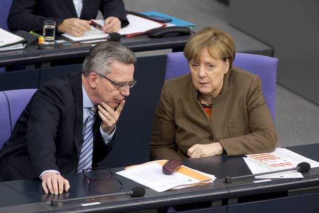 Deutschland, Berlin, Bundestag, 141. Sitzung, Haushalt 2016, Innenminister Thomas de Maiziere CDU, Bundeskanzlerin Angela Merkel CDU, 27.11.2015