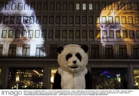 Polen: WWF Aktion für bedrohte Tiere in Warschau Nov. 27, 2015 - Warsaw, Poland - World Wide Fund for Nature organization (WWF) displays photos of endangered species on a building in Warsaw, on November 27, 2015. Warsaw Poland  - ZUMAn230