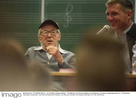 Die Bertha von Suttner Realschule hat einen Holocaust-Ueberlebenden-92 J. Mordechai Papirblat, eingeladen, der den Schuelern(10 Klasse) von Damals erzaehlt. Mordechai Papirblat