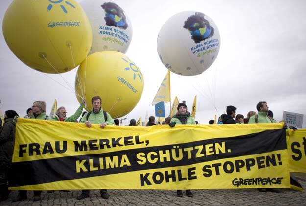 Global Climate March DEU, Deutschland, Germany, Berlin, 29.11.2015 Demonstranten von Greenpeace mit Transparent Frau Merkel Klima schuetzen Kohle stoppen anlaeeslich der Grossdemonstration Global Climate March unter dem Motto Lasst die fossilen Brennstoffe im Boden vor dem grossen Weltklimagipfel in Paris im Regierungsviertel in Berlin. Demonstration von NGOs wie Greenpeace, BUND, Campact, WWF, Attac und anderen unter der Initiative vom Global Civic Movement Avaaz fordern: Energiewende Retten, Sonne und Wind statt Fracking Kohle und Atom, fuer Erneuerbare Energien, gegen Kohle- und Atomkraft, gegen die Energiepolitik und die energiepolitischen Beschluesse der grossen Koalition. Environmental activists Greenpeace protesting on the rally Global Climate March against the worldwide energy policy on the eve of the biggest UN summit of the decade in Paris inside the government quarter in Berl