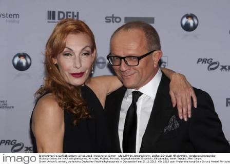 Ute LEMPER, Entertainerin, Stefan SCHULZE-HAUSMANN, Vorstandsvorsitzender Stiftung Deutscher Nachhaltigkeitspreis, Portraet, Porträt, Portrait, angeschnittenes Einzelbild, Einzelmotiv, Roter Teppich, Red Carpet Show, Ankunft, arrival, Verleihung Deutscher Nachhaltigkeitspreis in Duesseldorf am 27.11.2015.