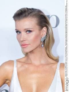 Joanna Krupa in Warsaw Joanna Krupa hosts the final of 5th edition of Poland s Top Model on November 30, 2015 in Warsaw, Poland. EN_01194341_0045 