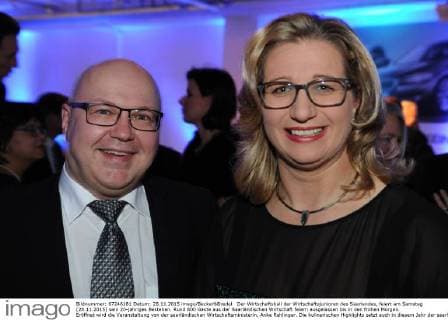 Der Wirtschaftsball der Wirtschaftsjunioren des Saarlandes, feiert am Samstag (28.11.2015) sein 20-jähriges Bestehen. Rund 800 Gäste aus der Saarländischen Wirtschaft feiern ausgelassen bis in den frühen Morgen. Eröffnet wird die Veranstaltung von der saarländischen Wirtschaftsministerin, Anke Rehlinger. Die kulinarischen Highlights setzt auch in diesem Jahr der saarländische Sternekoch Klaus Erfort. Die Band Noble Composition sorgt für die musikalische Belgleitung. Hier: Anke und Thomas Rehlinger.