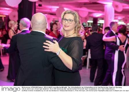 Der Wirtschaftsball der Wirtschaftsjunioren des Saarlandes, feiert am Samstag (28.11.2015) sein 20-jähriges Bestehen. Rund 800 Gäste aus der Saarländischen Wirtschaft feiern ausgelassen bis in den frühen Morgen. Eröffnet wird die Veranstaltung von der saarländischen Wirtschaftsministerin, Anke Rehlinger. Die kulinarischen Highlights setzt auch in diesem Jahr der saarländische Sternekoch Klaus Erfort. Die Band Noble Composition sorgt für die musikalische Belgleitung. Im Bild: Anke Rehlinger mit Ehemann Thomas bei Ihrem Eröffnungstanz.