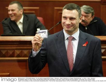 Ukraine: Vitali Klitschko im Kiewer Stadtrat Dec. 1, 2015 - Kiev, Ukraine - Re-elected mayor of Kiev VITALI KLITSCHKO shows the certificate of the Kiev mayor during the first session of the Kiev city council of the eighth convocation,in Kiev,Ukraine,01 December,2015. The former heavyweight boxer VITALI KLITSCHKO again became the mayor of Kiev,on the results of the second round of local elections November 15, 2015. Kiev Ukraine - ZUMAg194