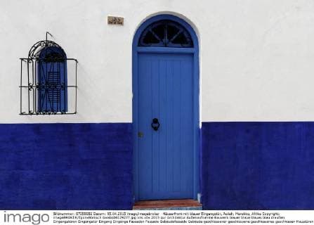 Häuserfront mit blauer Eingangstür, Asilah, Marokko, Afrika Copyright: imageBROKER/EgonxBömsch ibxebo04129277.jpg