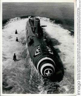1959 - Second Hallistic Missile Sub Launched By U.S. Navy Uss Patrick Henry (Ssb(N) 599), Second Of The U.S. Navy s Ballistic Missile-Firing Aromic Submarines, Is Launched At Geotos, Connecticut, September 22, 1959. The 380-Fott, 5,000-Ton Submarine Is Designed To Carry The Polaris Missile When It Joins The Fleet Next Year. Patrick Henry s Builder Is The Electeric Boat Division Of General Dinamics Corporation. U.S. - ZUMAk09_