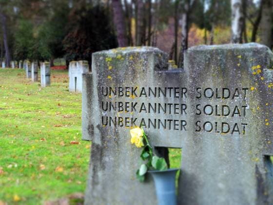 Volkstrauertag am 14. November Grabkreuze mit der Auifschrift Unbekannter Soldat sind am 09.11.2015 auf einem Soldatenfriedhof in Huertgenwald fotografiert.
