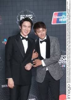 Mnet Asian Music Awards in Hongkong HONG KONG, CHINA - DECEMBER 02: (CHINA OUT) South Korean actor and singer Son Ho-jun (L), South Korean actor Yoo Yeon-seok attend 2015 Mnet Asian Music Awards (MAMA) press conference at AsiaWorld-Expo on December 2, 2015 in Hong Kong, China.  CFP476643134