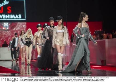 Modenschau in Vilnius (151202) -- VILNIUS, Dec. 2, 2015 -- Models present creations by Lithuanian designer Juozas Statkevicius during the 2016 Spring Summer Collection fashion show in Vilnius, Lithuania, on Dec. 2, 2015. ) LITHUANIA-VILNIUS-FASHION SHOW AlfredasxPliadis 